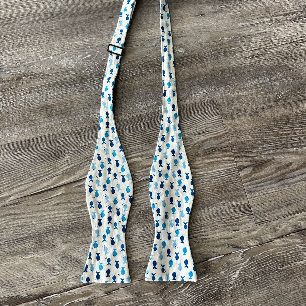 Blue Fish Pattern bowtie - Picture 6 of 7